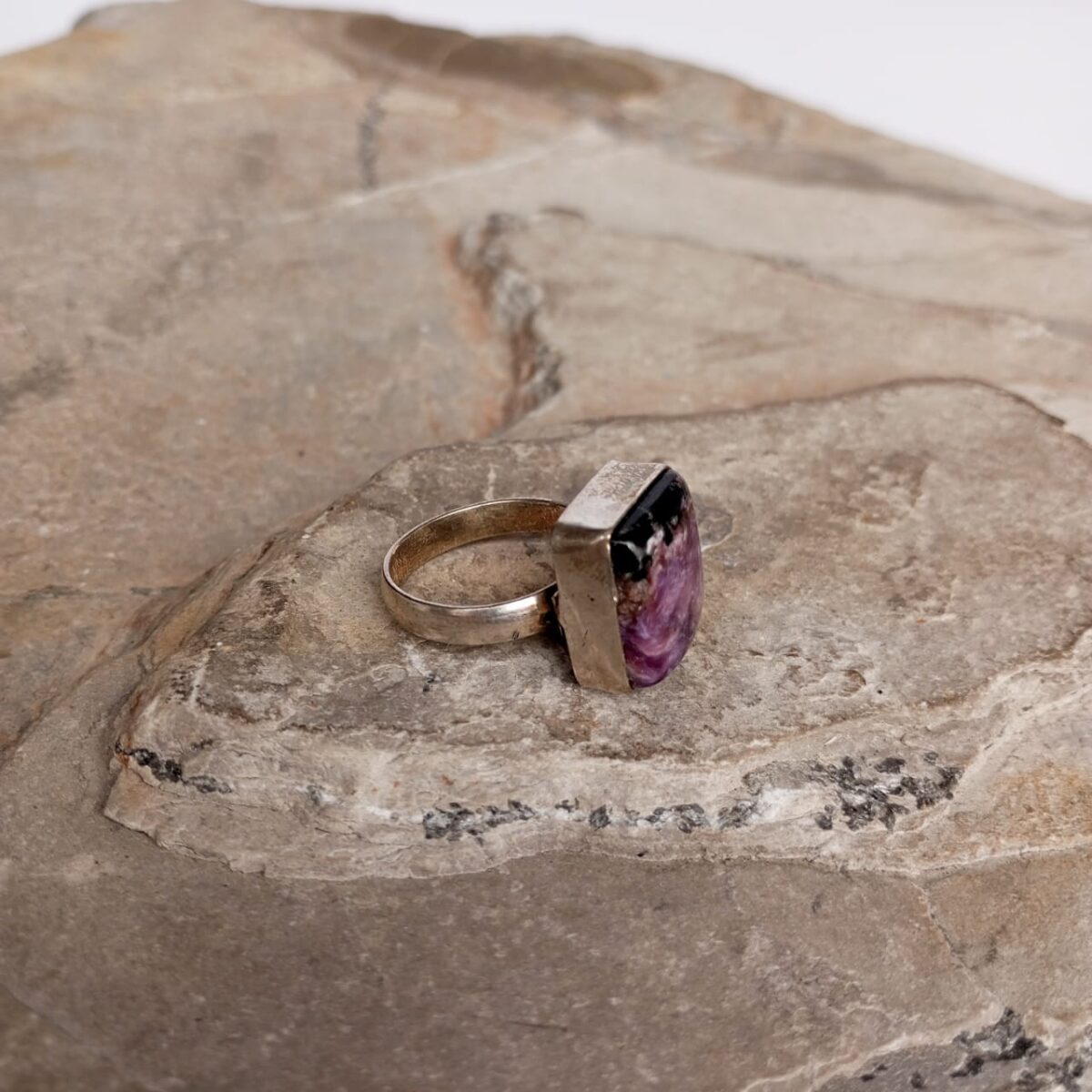 anillo con piedra charoita 653