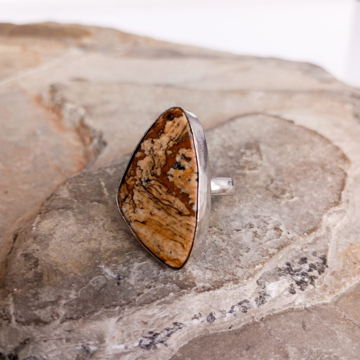 anillo con piedra jaspe madera 593