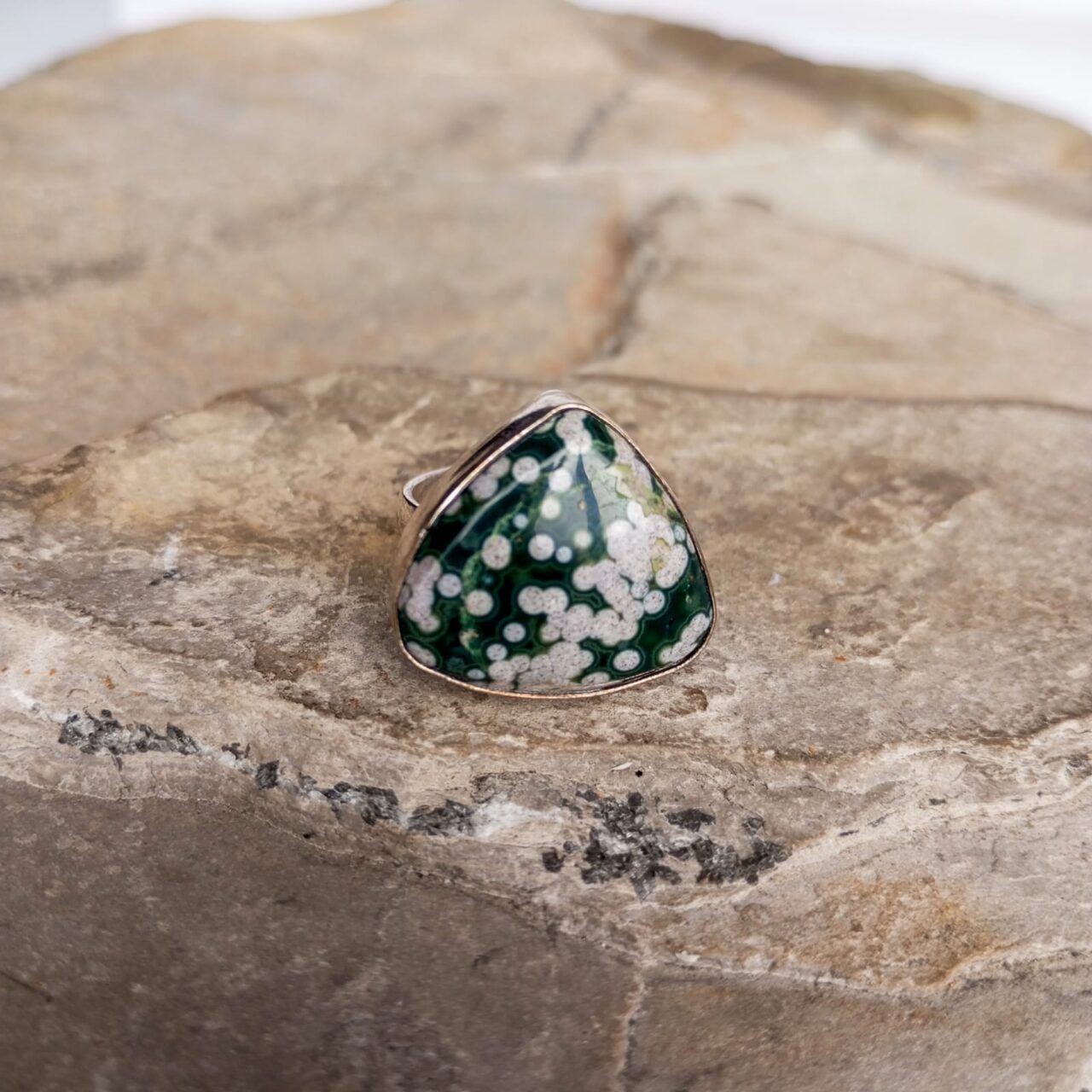 anillo con piedra jaspe oceanico 628