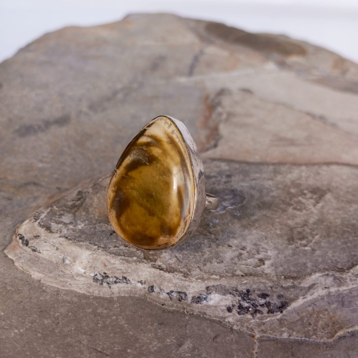 anillo con piedra jaspe policromado 565