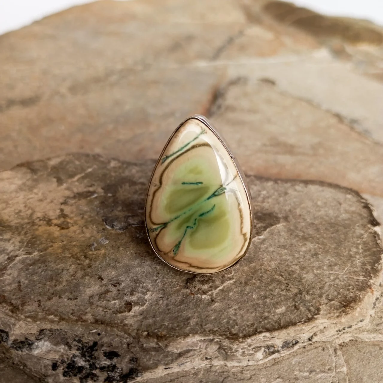 anillo con piedra jaspe policromado 620
