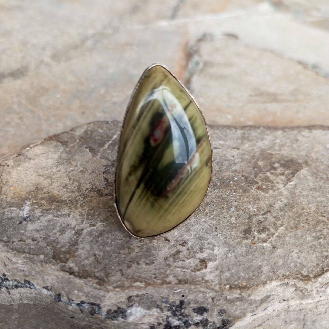 anillo con piedra jaspe policromado 636