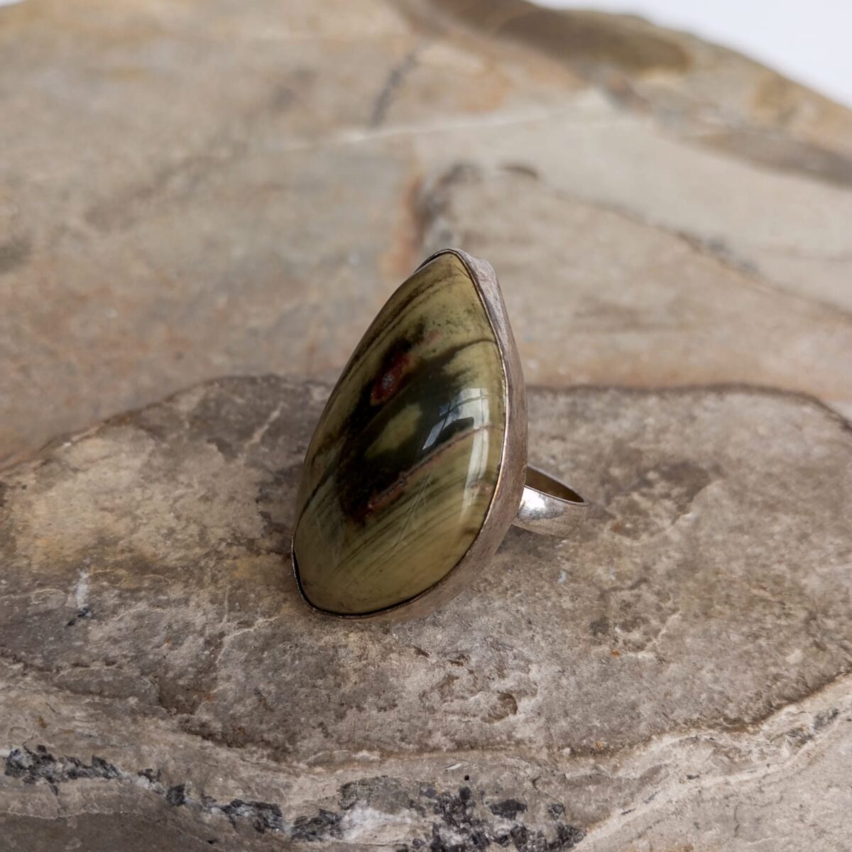 anillo con piedra jaspe policromado 637