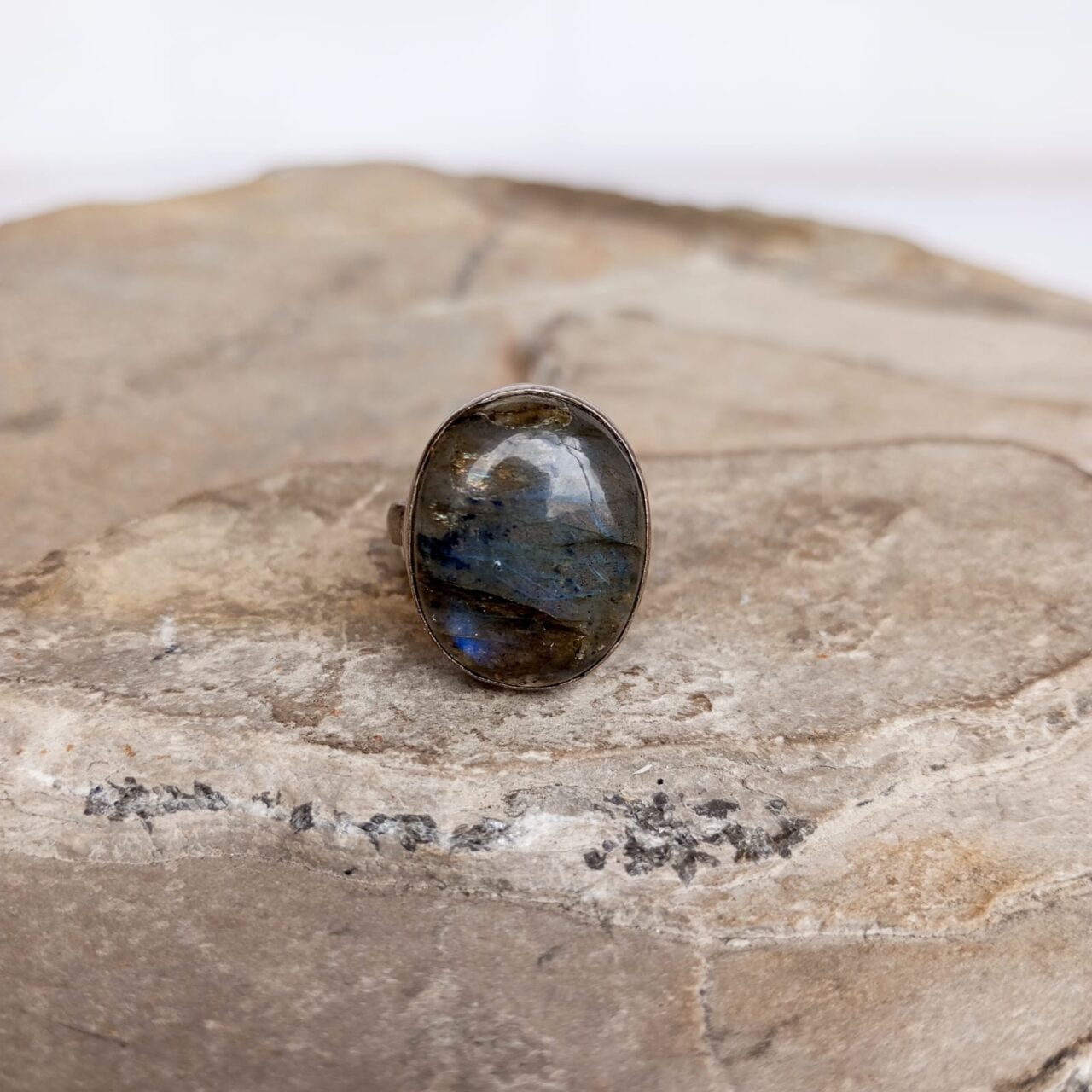 anillo con piedra labradorita 632