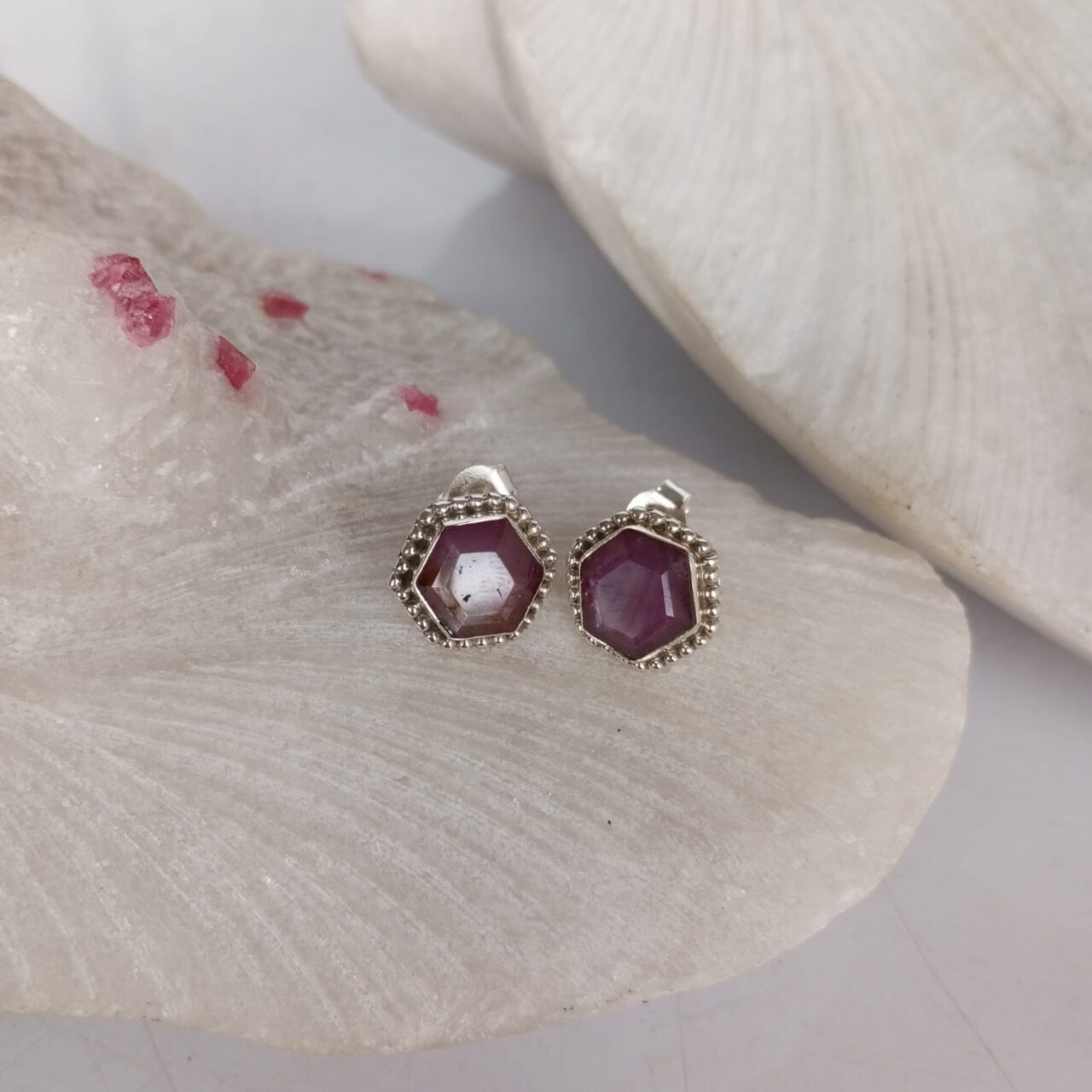 aretes en plata con piedra rubi 111