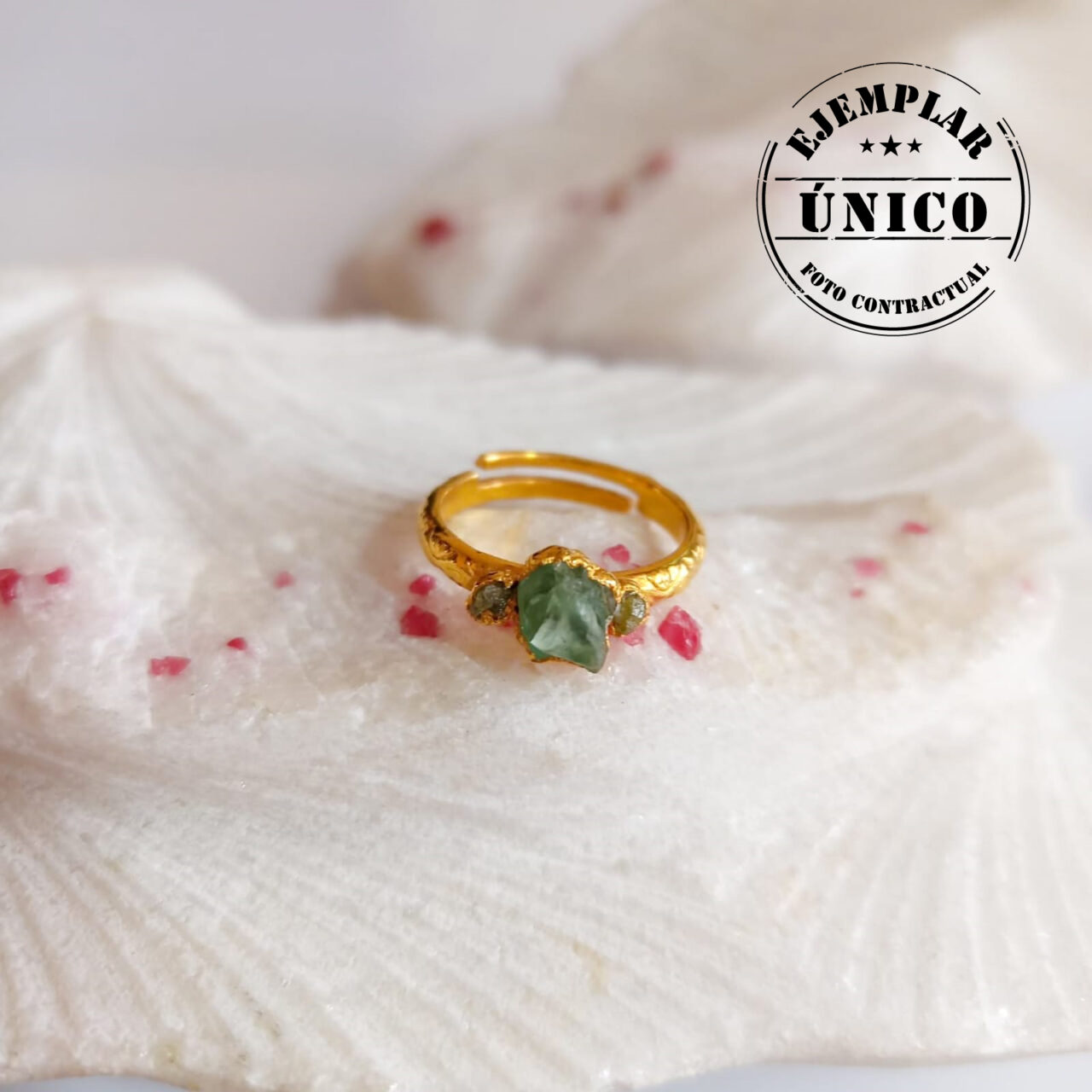 anillo con piedra apatita verde y diamante en bruto 110