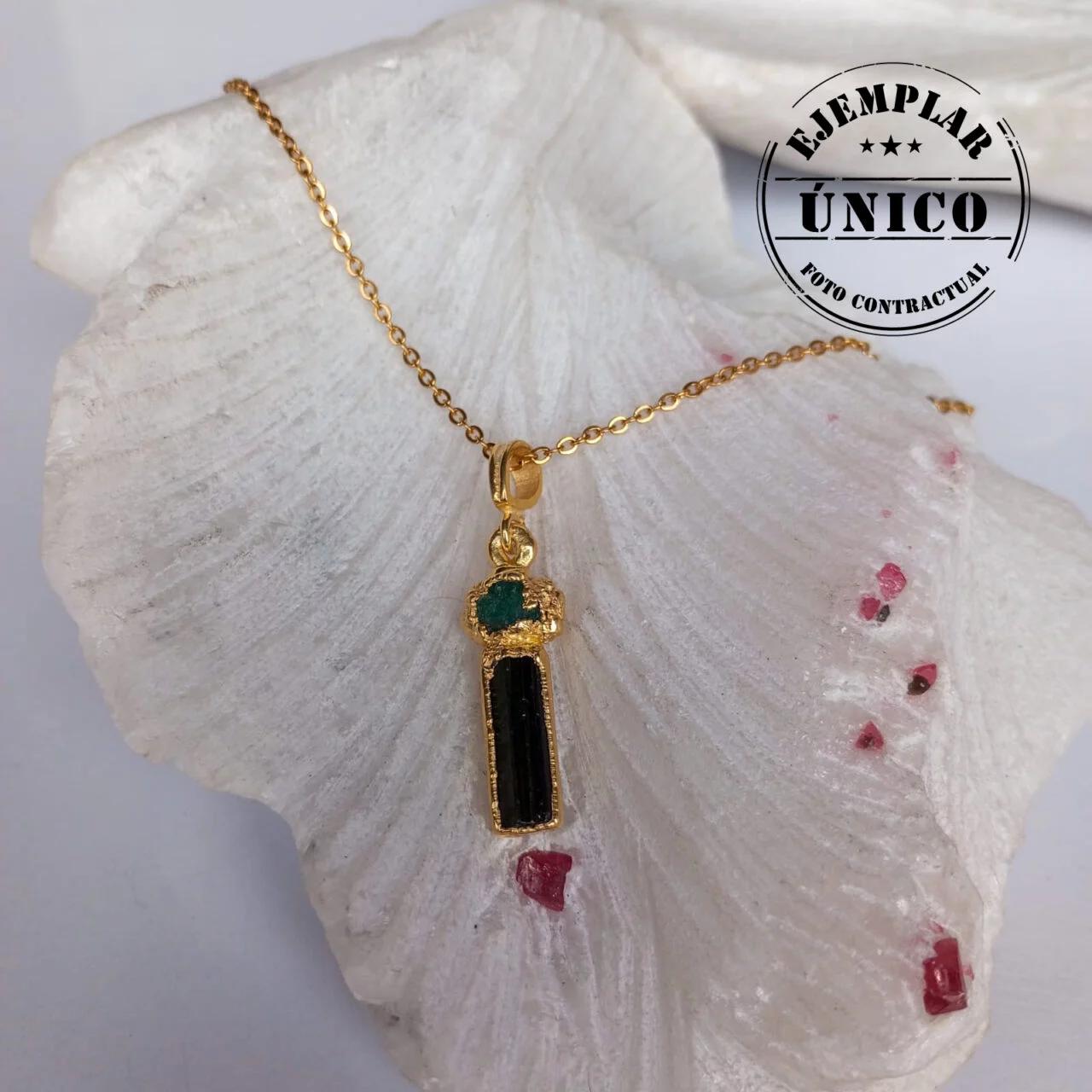 dije en bano de oro con piedra turmalina negra y esmeralda 153