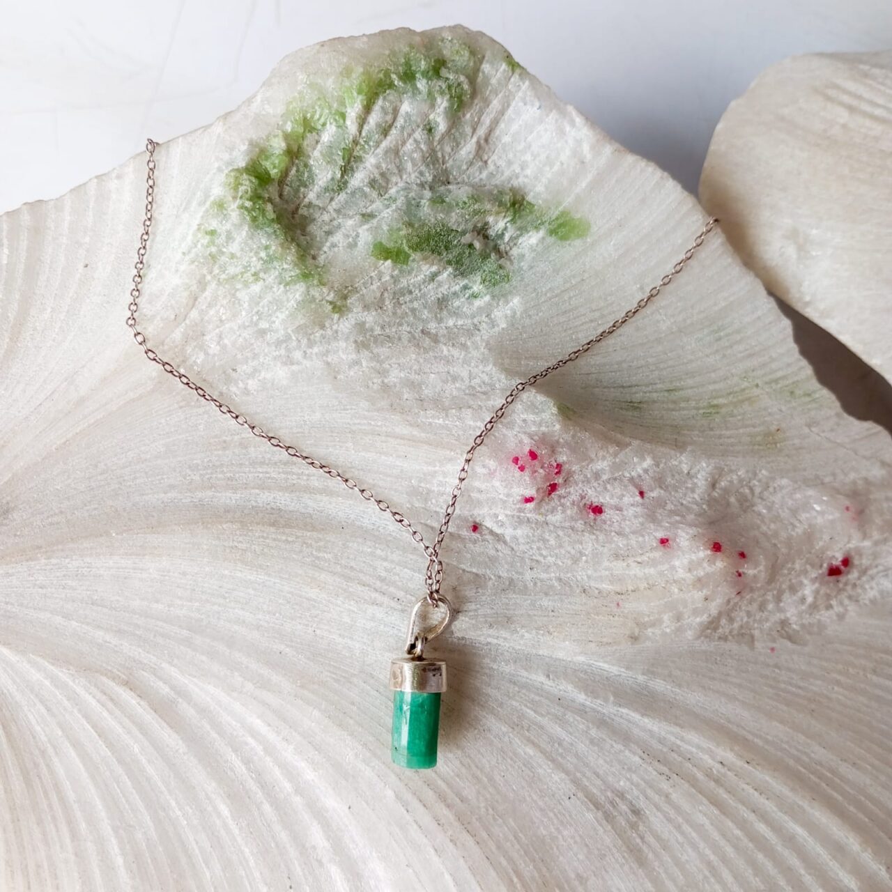 Dije en Plata con Piedra Natural Esmeralda dije en plata con piedra natural esmeralda 13256