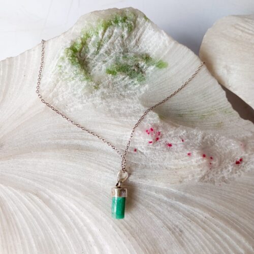 Dije en Plata con Piedra Natural Esmeralda