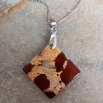 Dije en Piedra Jaspe Rojo