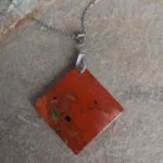 Dije en Piedra Jaspe Rojo