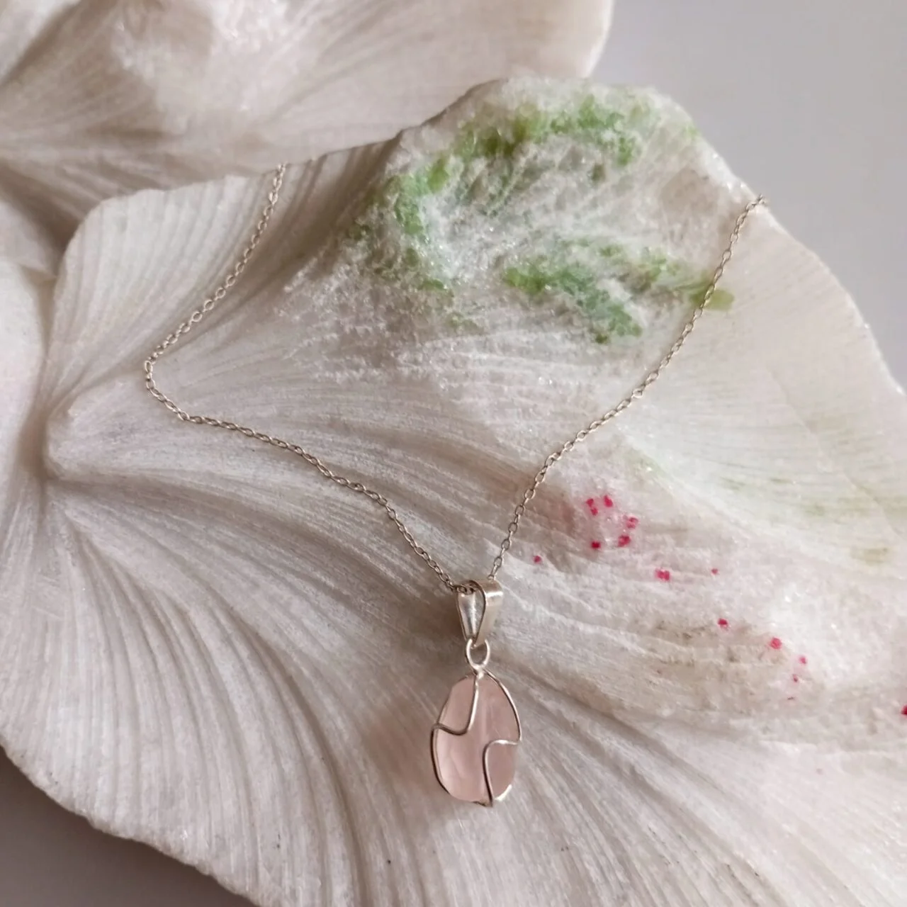 dije en plata con cuarzo rosa 6570