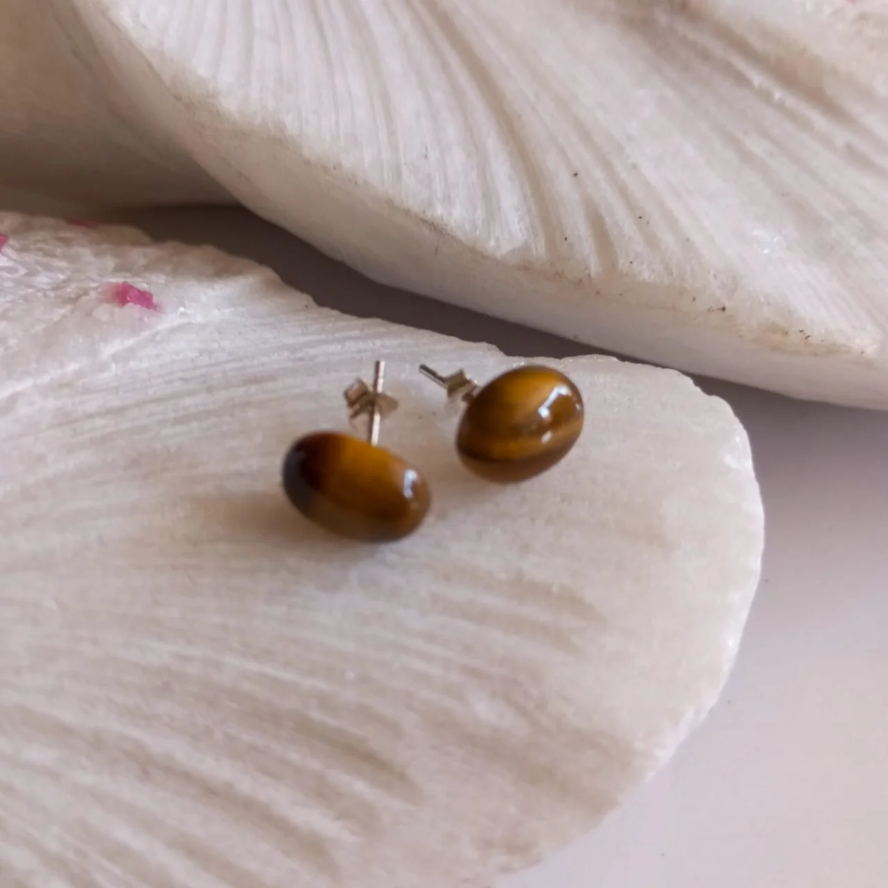 aretes en plata con piedra ojo de tigre ovalados 10108