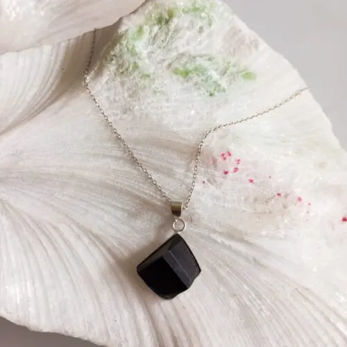 Dije en Plata con Piedra Shungita