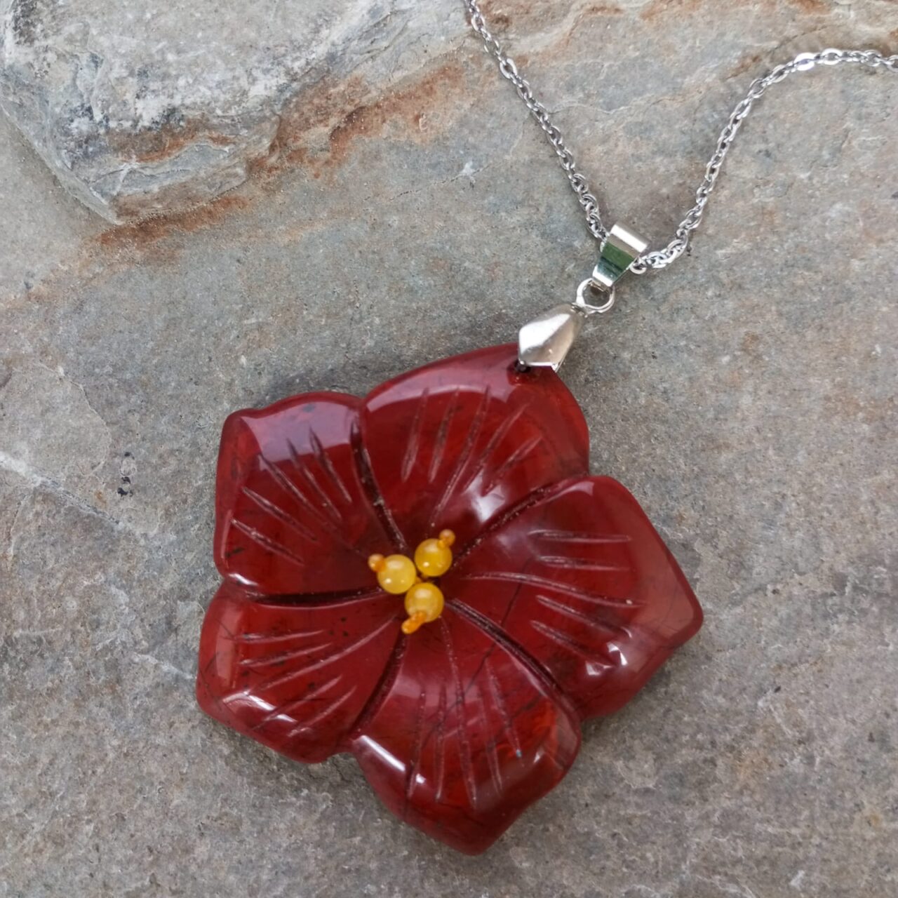 dije flor en piedra jaspe rojo 10373