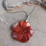 Dije Flor en Piedra Jaspe Rojo