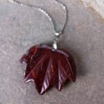 Dije Hoja en Piedra Jaspe Rojo