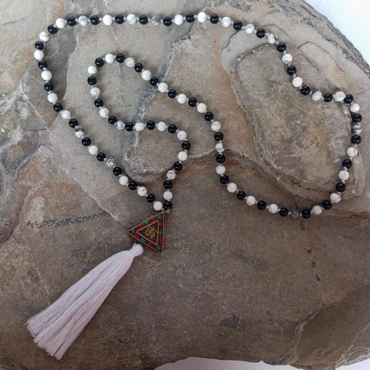 japa mala con piedra onix y howlite 10333