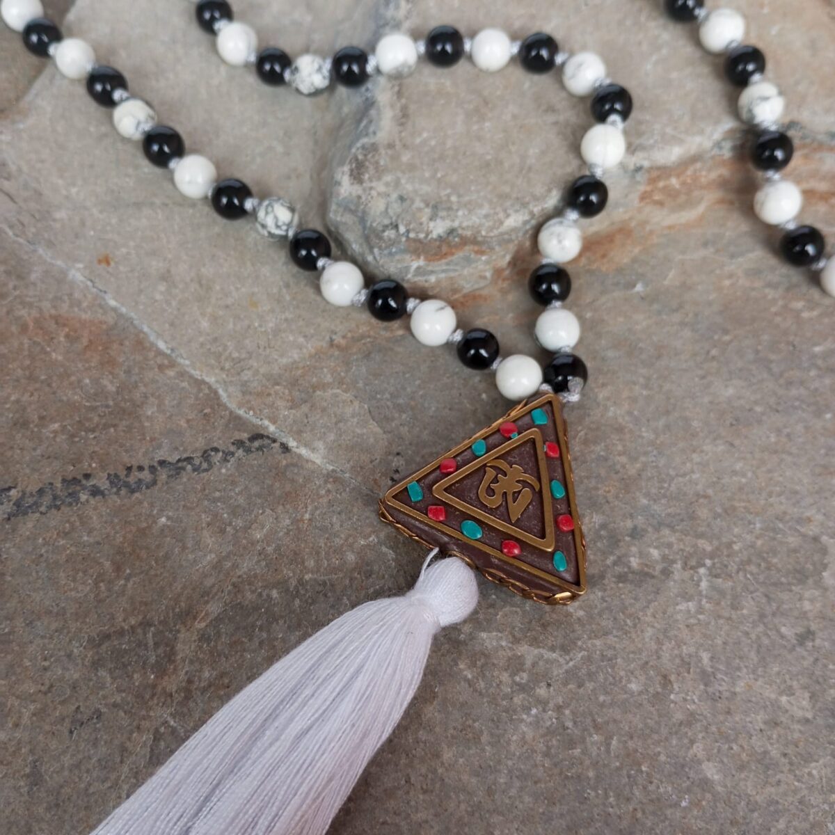 japa mala con piedra onix y howlite 10334