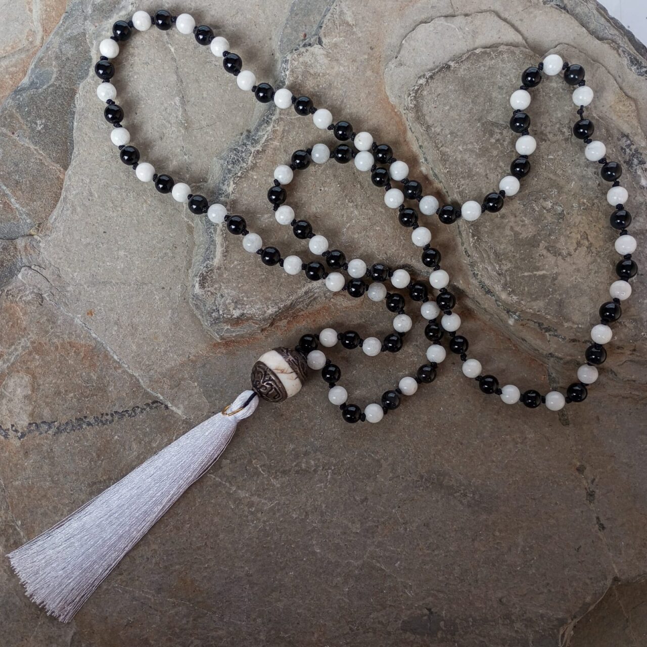 japa mala con piedra onix y jade blanco 10365