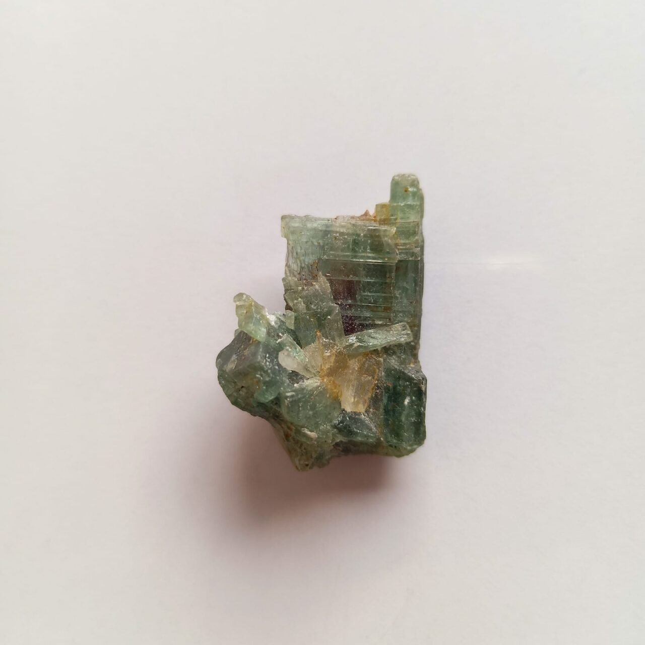 cabujon piedra cianita verde bruto 10710