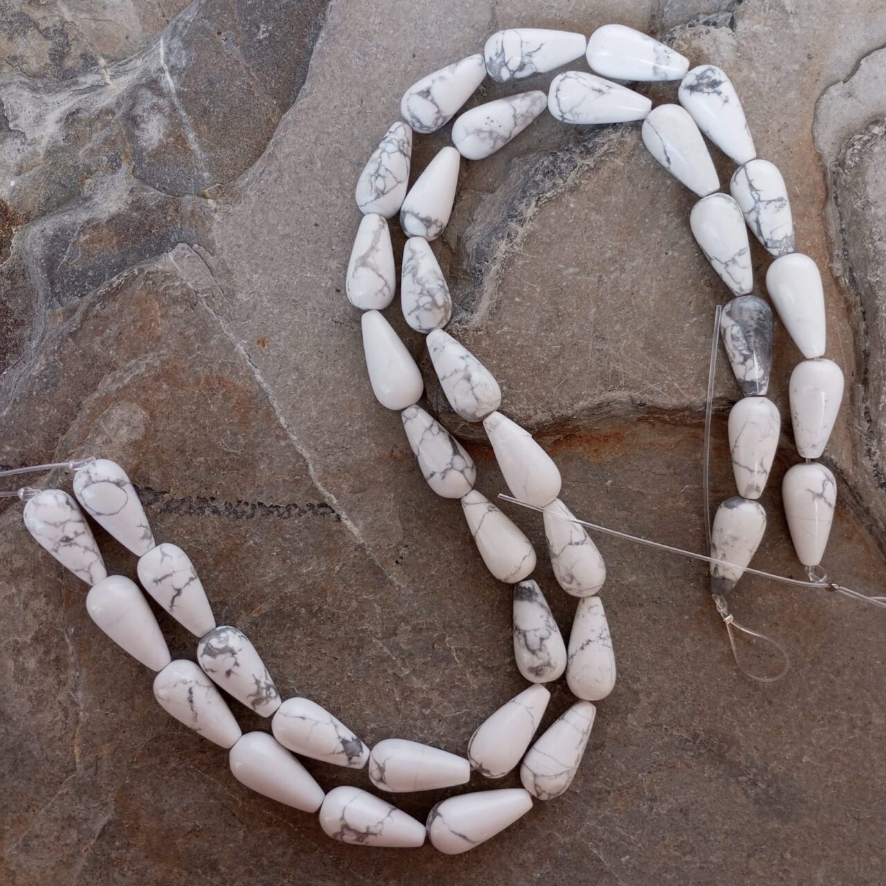 sarta forma gota en piedra howlite 11099