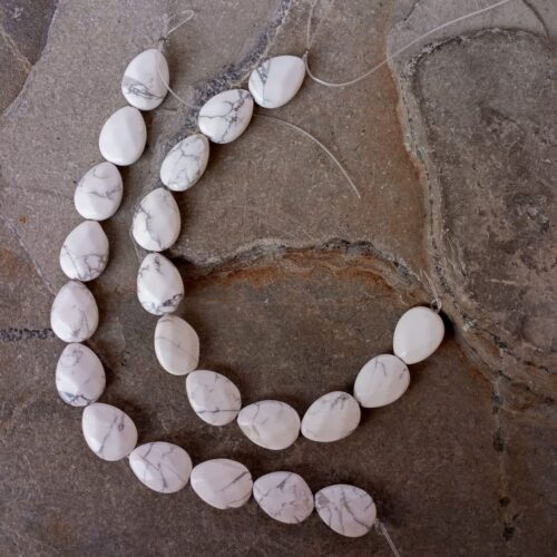 sarta forma gota facetada grande plana piedra howlite 12077