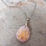 Dije en Cuarzo Rosa con Grabado Simbología Siete Chakras