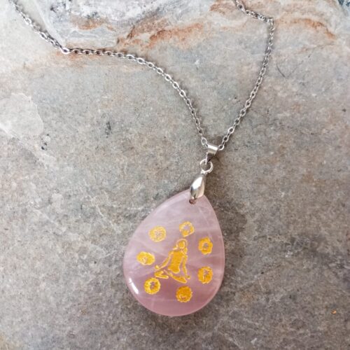 Dije en Cuarzo Rosa con Grabado Simbología Siete Chakras