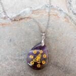 Dije en Piedra Amatista con Grabado Simbología Siete Chakras