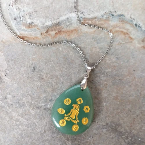 Dije en Piedra Aventurina con Grabado Simbología Siete Chakras