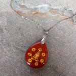 Dije en Piedra Jaspe Rojo con Grabado Simbología Siete Chakras
