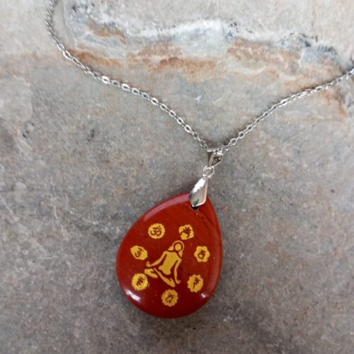 Dije en Piedra Jaspe Rojo con Grabado Simbología Siete Chakras