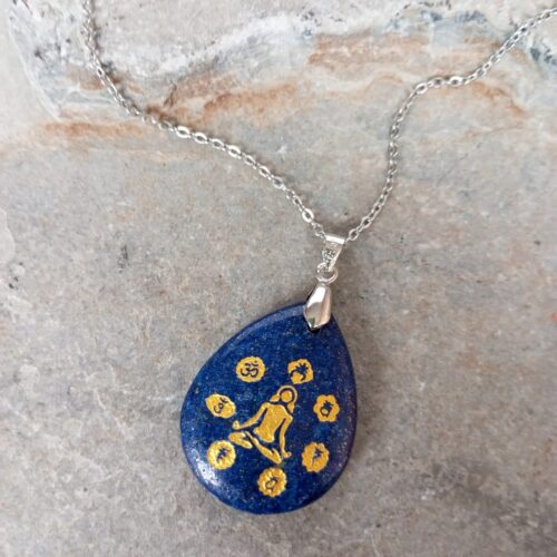 Dije en Piedra Lapislázuli con Grabado Simbología Siete Chakras