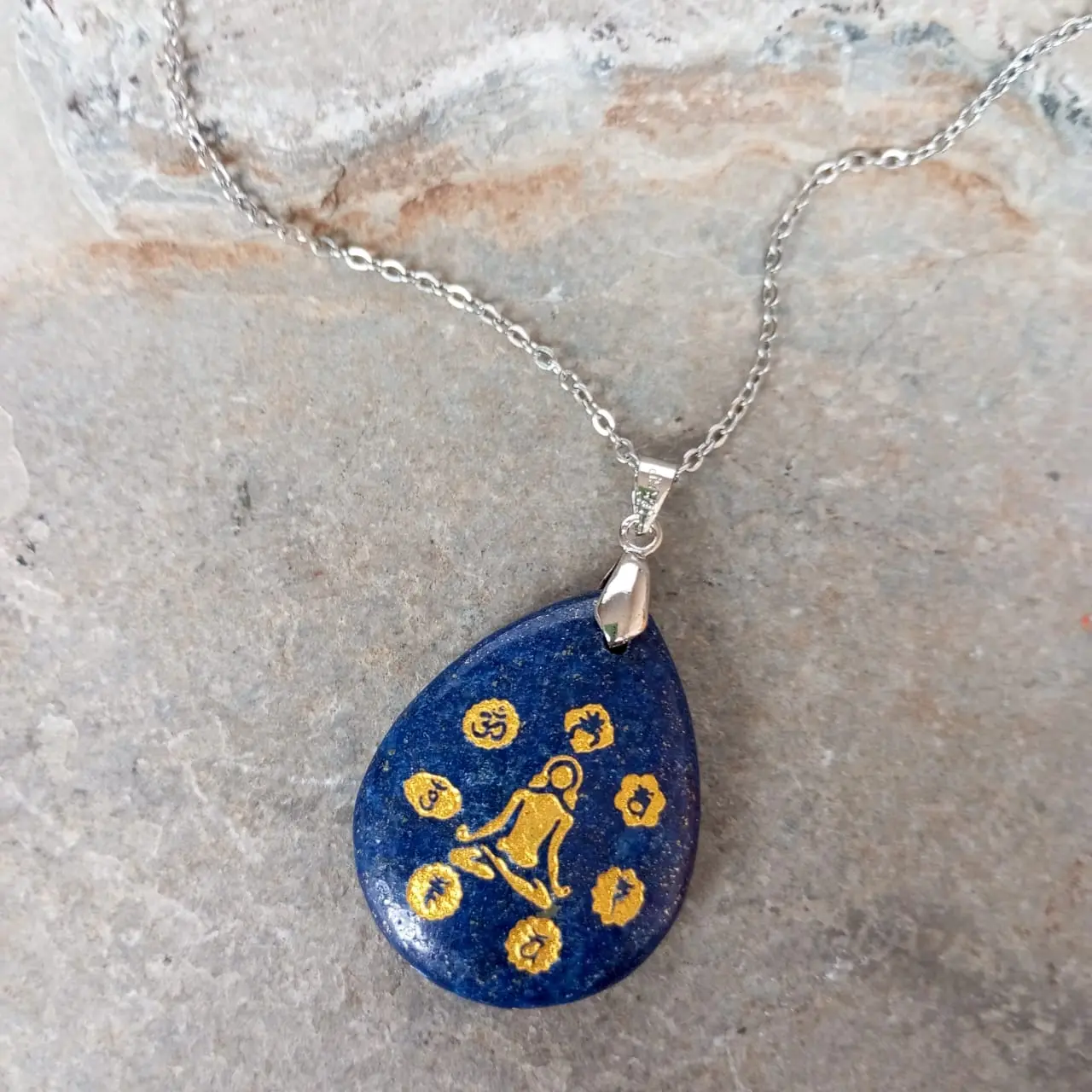 dije en piedra lapislazuli con grabado simbologia siete chakras 12499