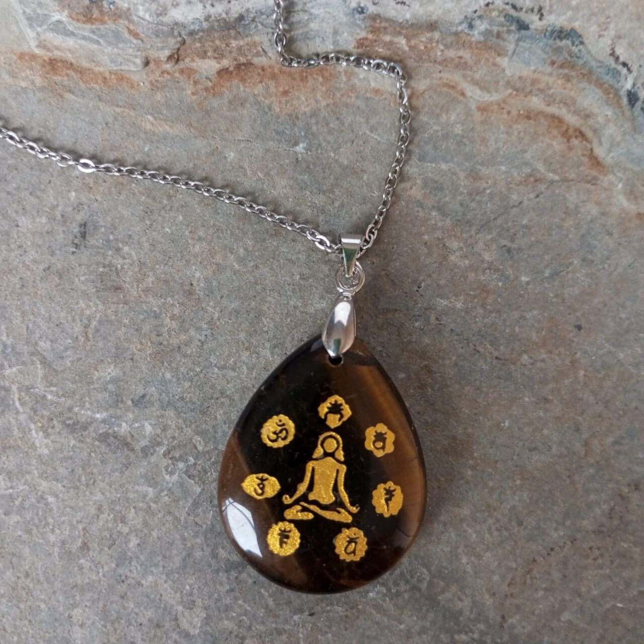 dije en piedra ojo de tigre con grabado simbologia siete chakras 12502