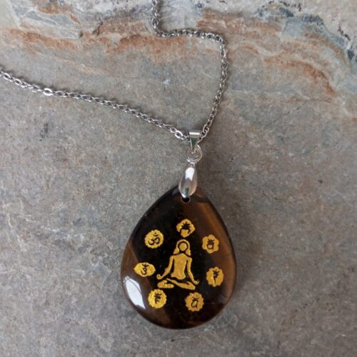Dije en Piedra Ojo de Tigre con Grabado Simbología Siete Chakras