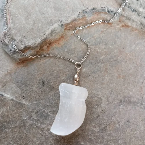 Dije en Piedra Selenita