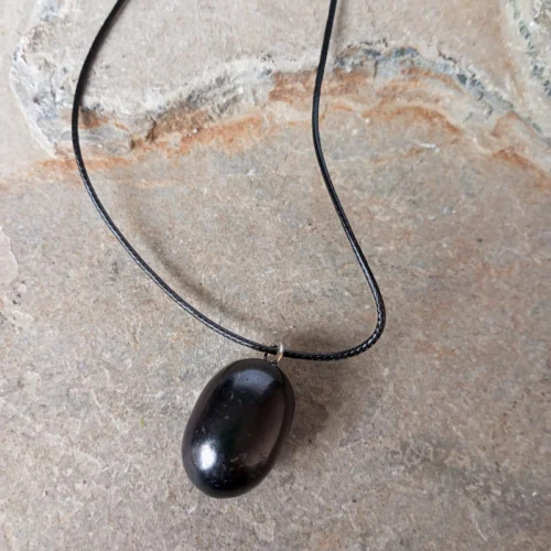 Dije en Piedra Natural Shungita Tamboreado Pequeño