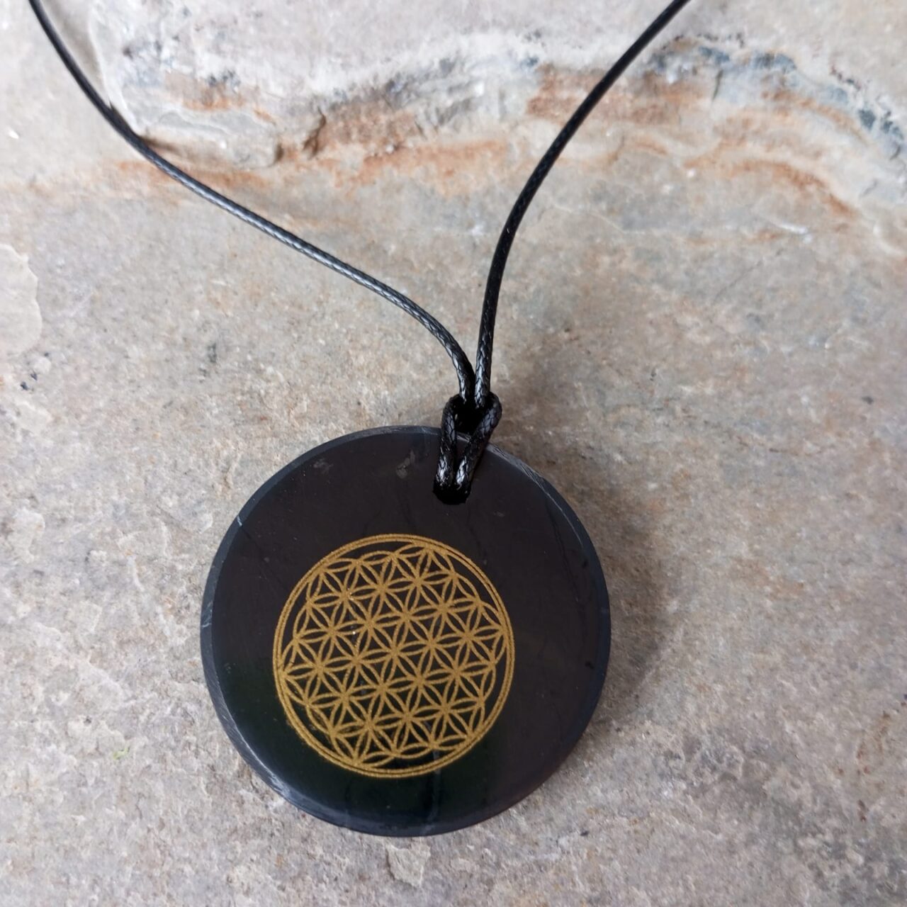 dije en piedra natural shungita con grabado flor de la vida 12591