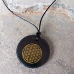 Dije en Piedra Natural Shungita con Grabado Flor de la Vida