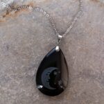 Dije en Piedra Obsidiana con Símbolo Luna