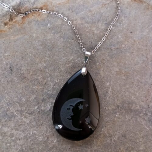 Dije en Piedra Obsidiana con Símbolo Luna