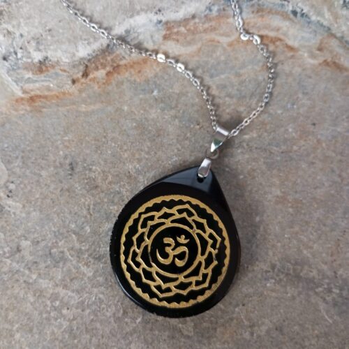 Dije en Piedra Obsidiana Grabado Chakra Sahasra Dorado