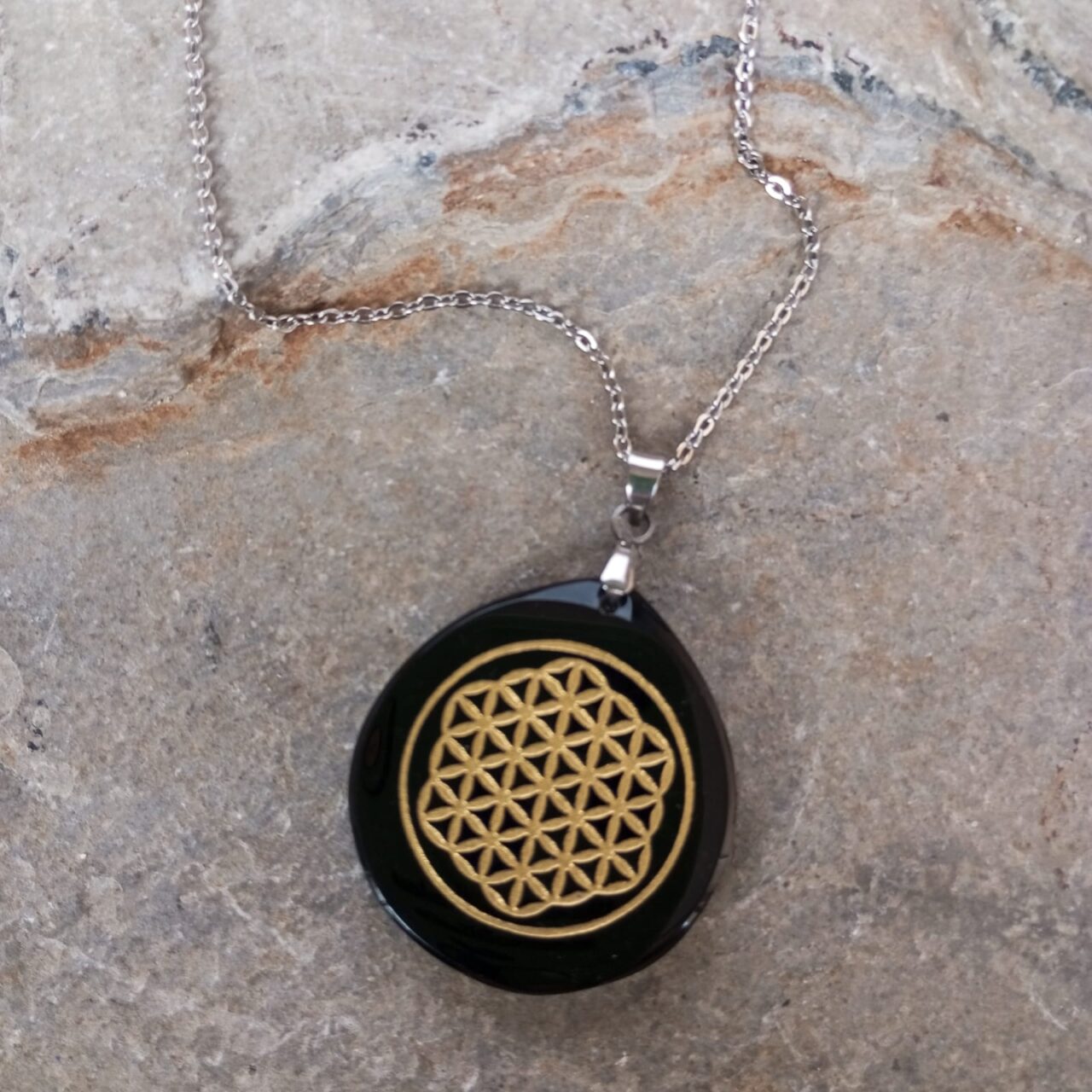 dije en piedra obsidiana grabado flor de la vida dorado 12582