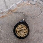 Dije en Piedra Obsidiana Grabado Metatrón Dorado