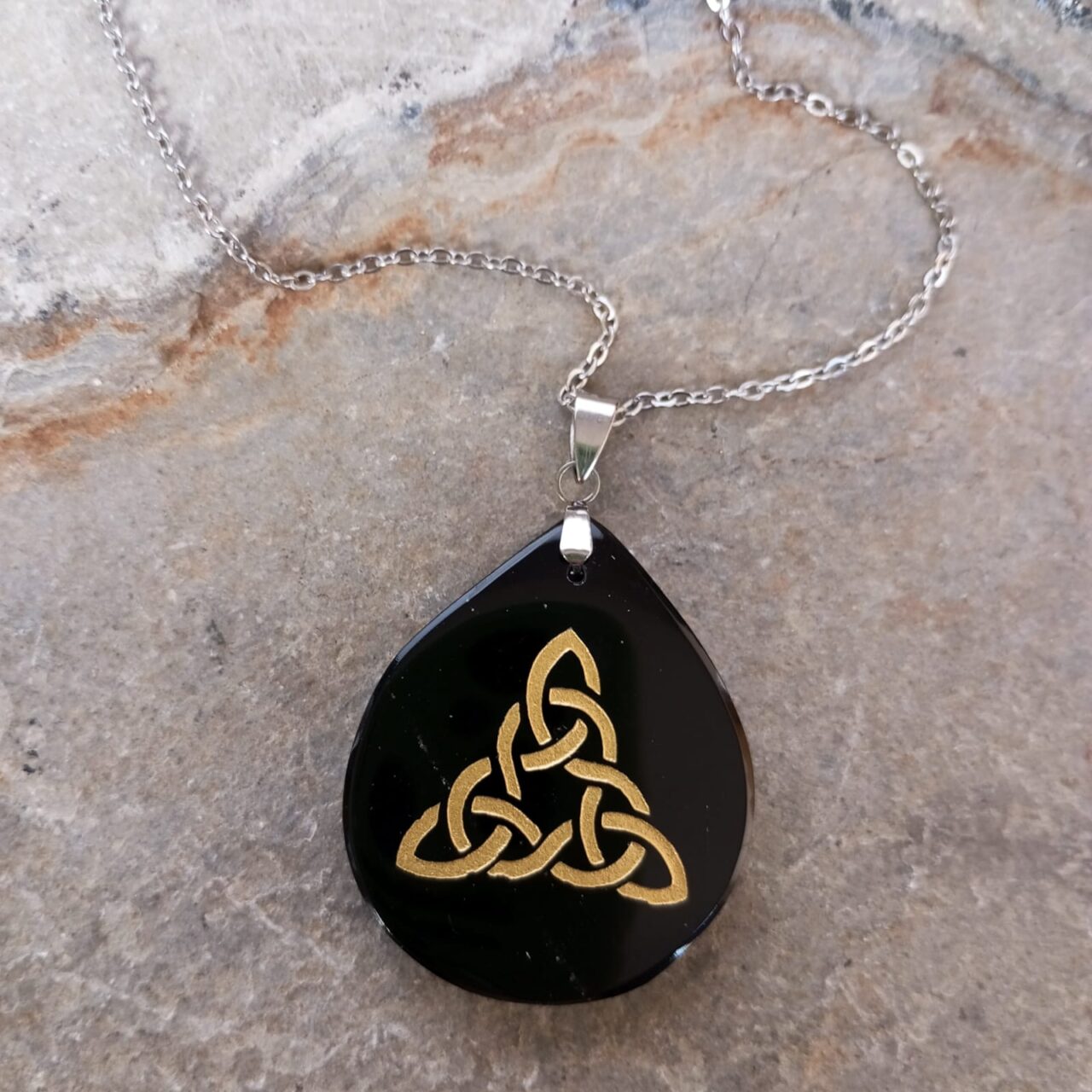 dije en piedra obsidiana grabado nudo de triqueta celta dorado 12578