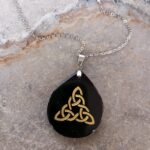 Dije en Piedra Obsidiana Grabado Nudo de Triqueta Celta Dorado