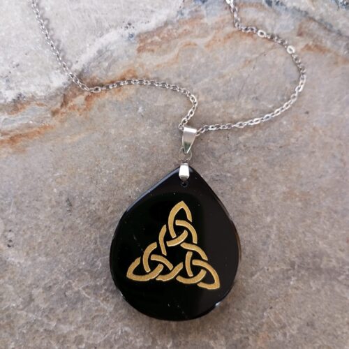 Dije en Piedra Obsidiana Grabado Nudo de Triqueta Celta Dorado
