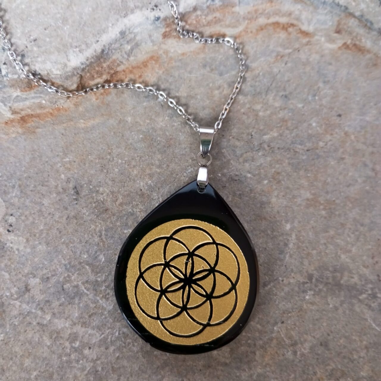 dije en piedra obsidiana grabado semilla de la vida dorado 12577